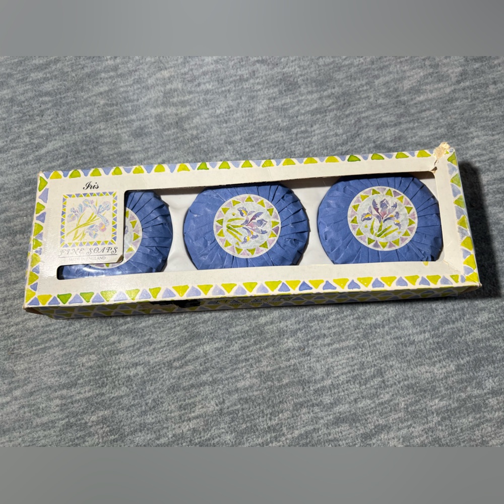 Country Gate Iris Fine Soaps Set Of 3 Made in England Vintage 2.62oz Wrapped New